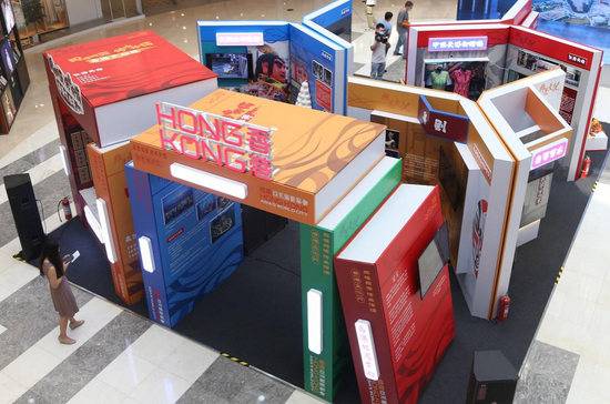 展馆是由香港青年设计师担任策展人，以巨型的书本为主结构，象征非遗的文化传承。